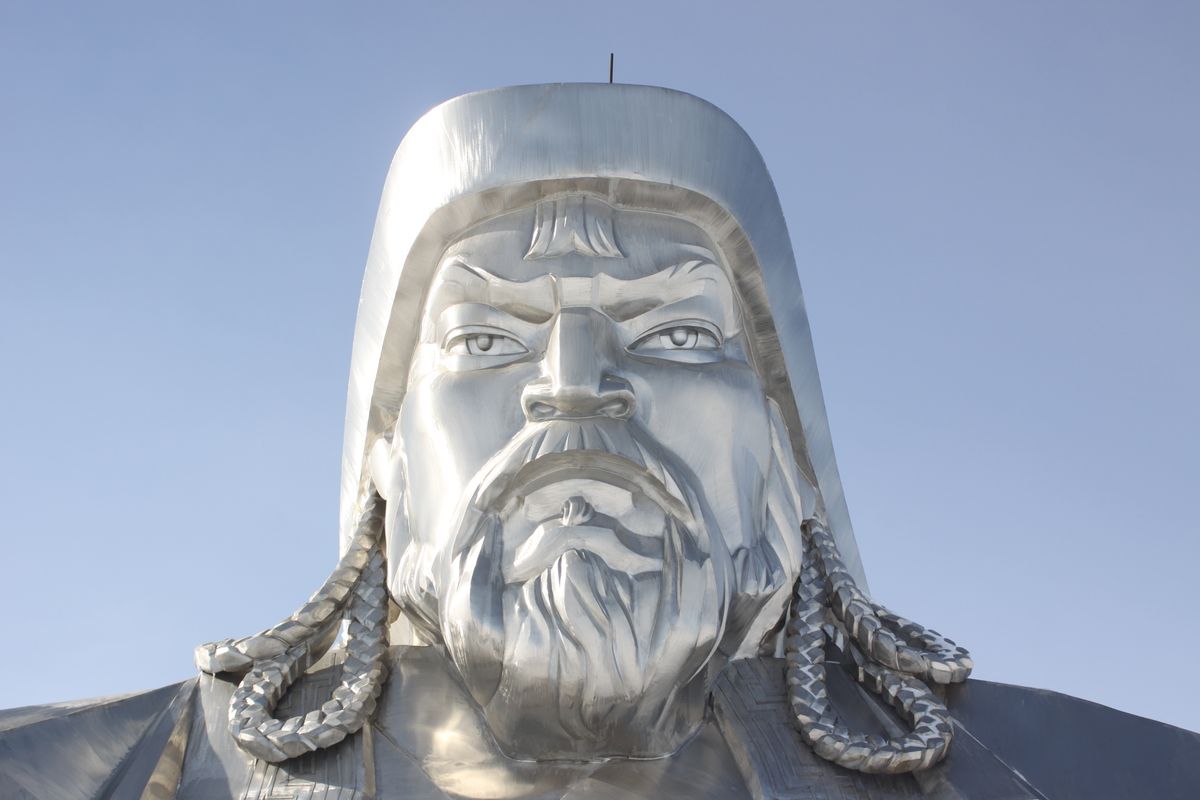 Статуя Чингисхана и Тэрэлж
